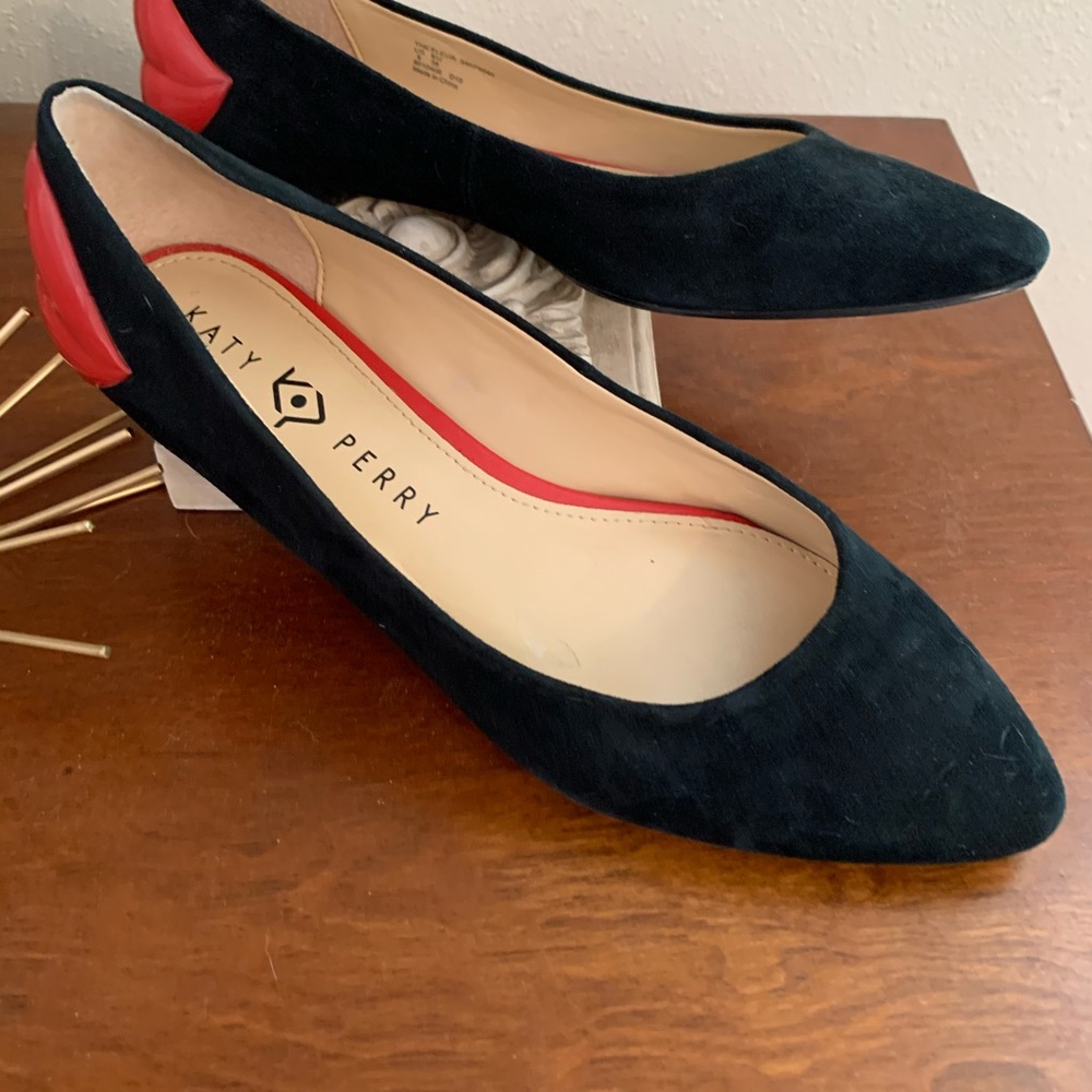 EUC Katy Perry lip suede flats size 8
